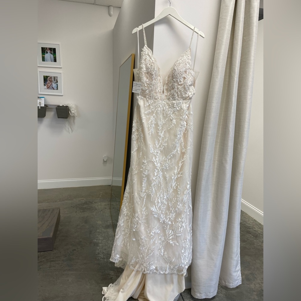 MOTIVATED TO SELL - Wedding dress and veil - Picture 6 of 7